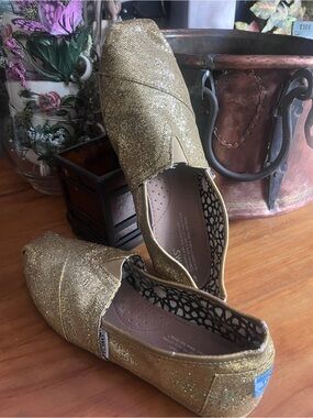 Gold glitter TOMS 7.5